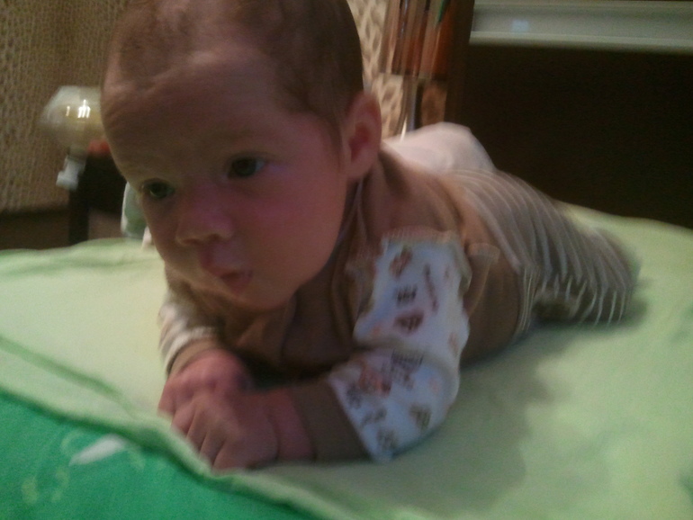 Наш лапотулька уже сам держит головку!!!))