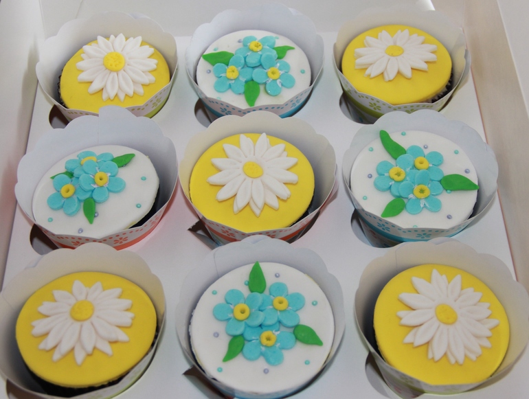 Капкейки с ромашками и незабудками.