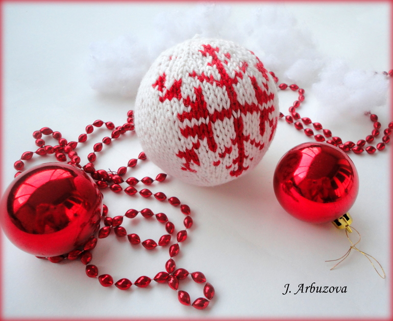 Вязаный елочный шар.