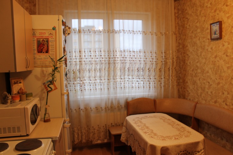 Подскажите со шторами и как улучшить интерьер кухни