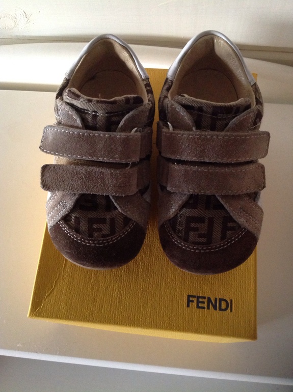 FENDI , 20 размер . 1800 руб .