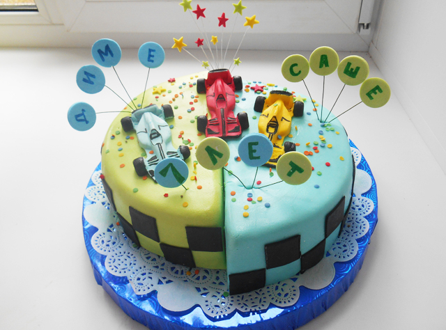 С гоночными машинками для близнецов