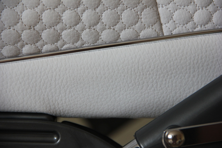 Inglesina Vittoria эко-кожа(белая) на шасси comfort piu