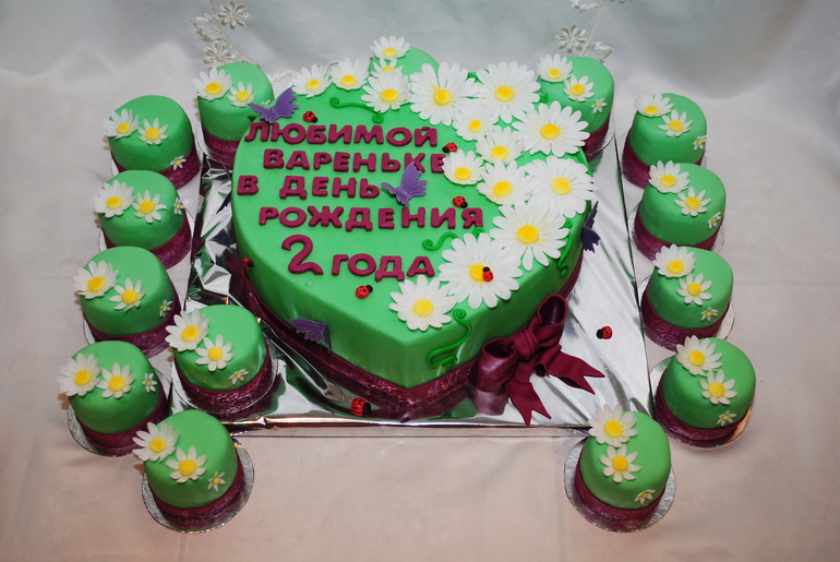 Сердце с ромашками и минипирожными