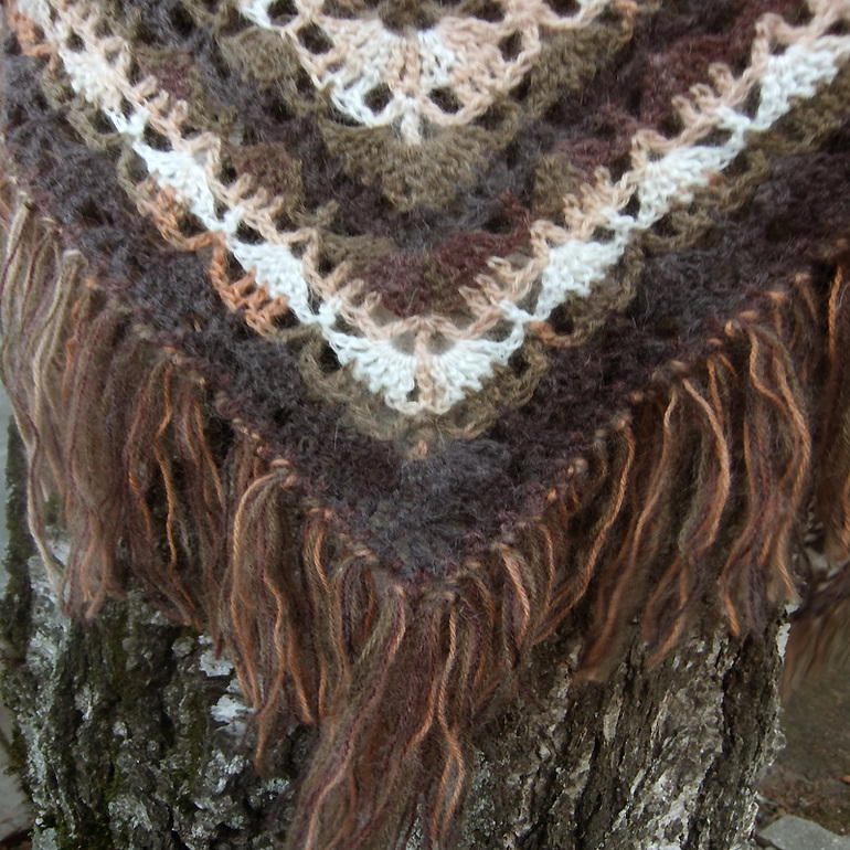 Шаль коричневая-полосатая.