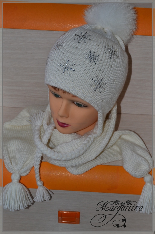 Прямо с неба к нам летят лёгкие пушинки, серебрятся и блестят белые снежинки.