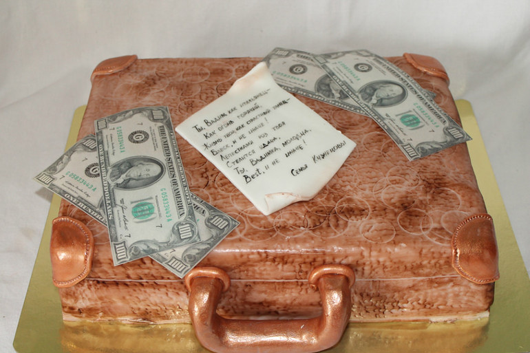 Нужен торт - чемодан.