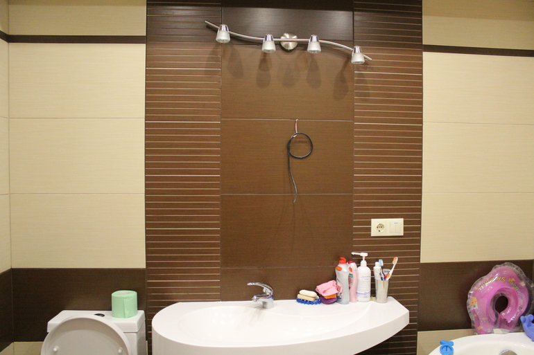 Коричнево-бежевая ванна