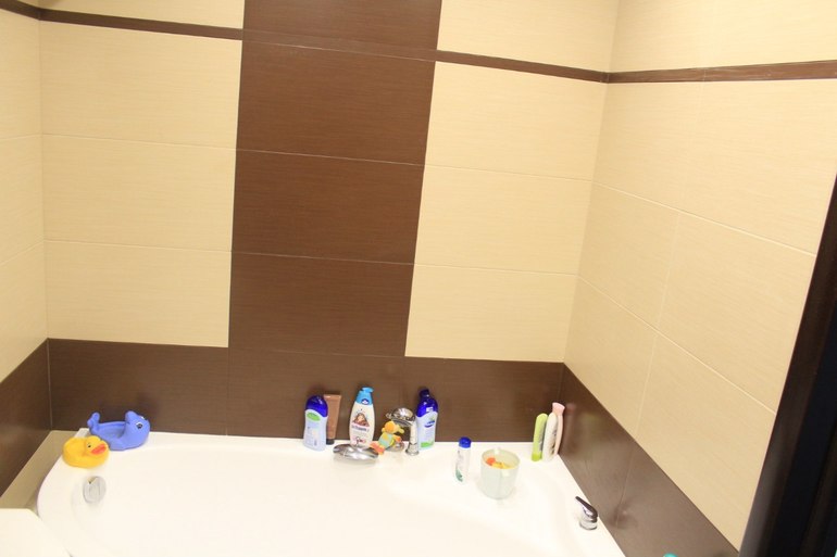 Коричнево-бежевая ванна