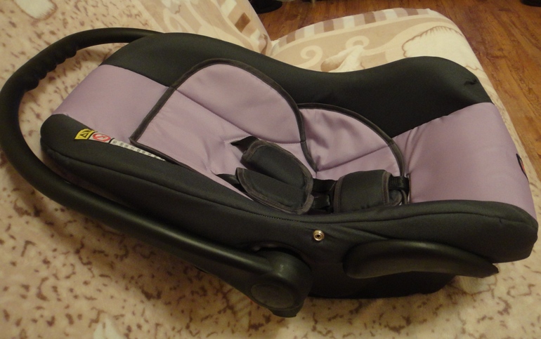 Как уложить малыша в автокресло?!