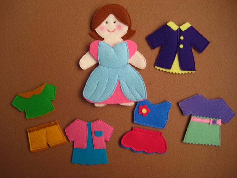 Куколка из фетра с гардеробом)