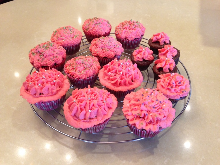 Шоколадные капкейки с маковой начинкой и припущенной вишней