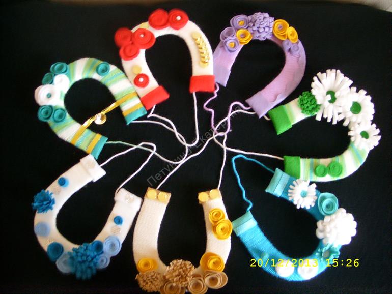 Подковы из пряжи и фетра.