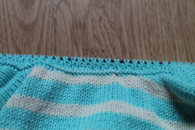 Кофта для доченьки вязанная спицами