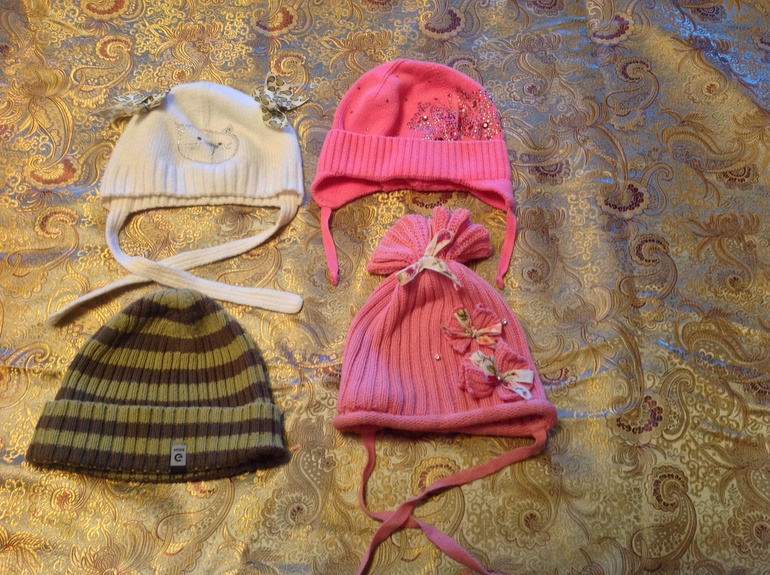 Шапки б/у CHOBI и MEXX 48-50. По 600 рублей. Почта