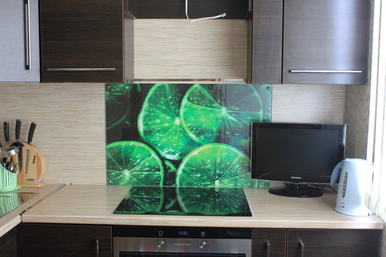 Скинали (стеклянный фартук для кухни)