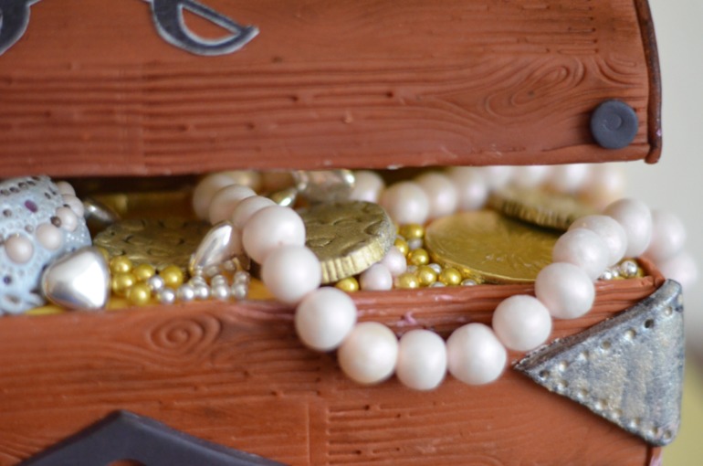 Сундук с сокровищами для пиратской вечеринки!