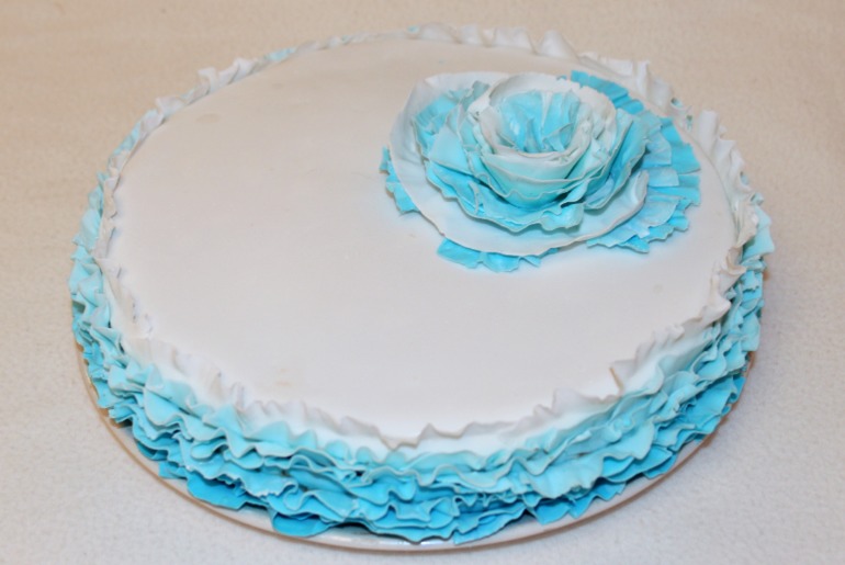 Омбрэ торт с рюшами