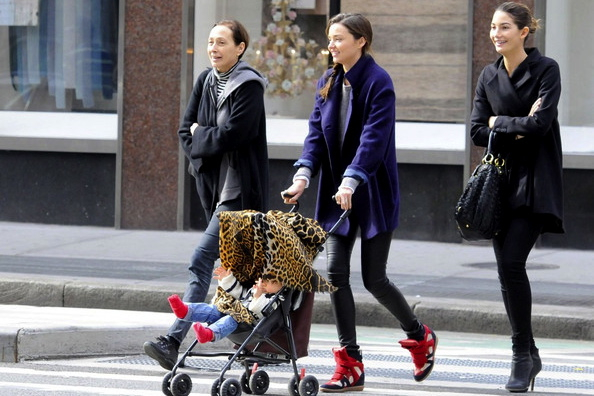 Стиль молодой мамы - 1. Сникерсы. А в какой обуви ходите вы???