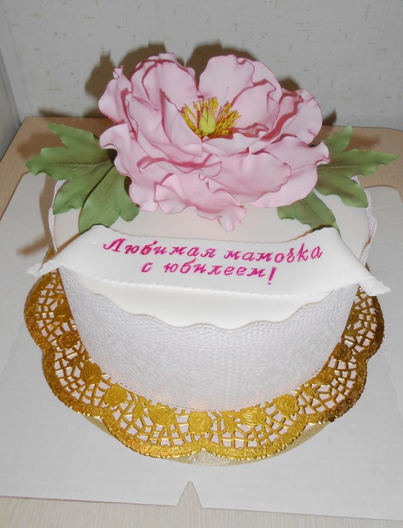Торт на юбилей с пионом и кружевом.