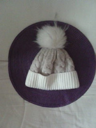 Породам модный пуховик темно-синего цвета и шапку