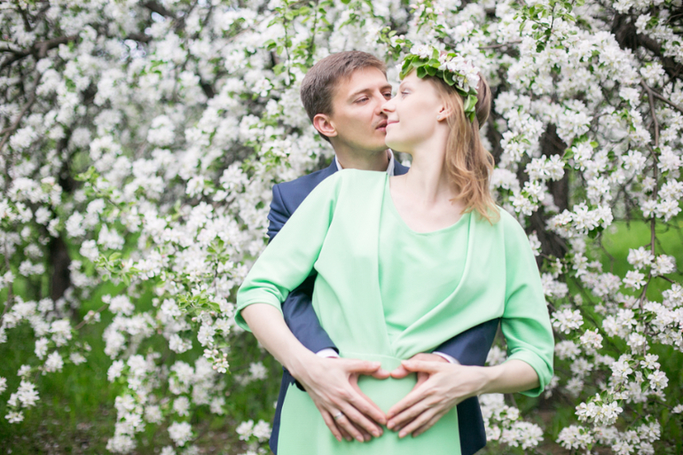 Фотосессия беременности в цветущем саду