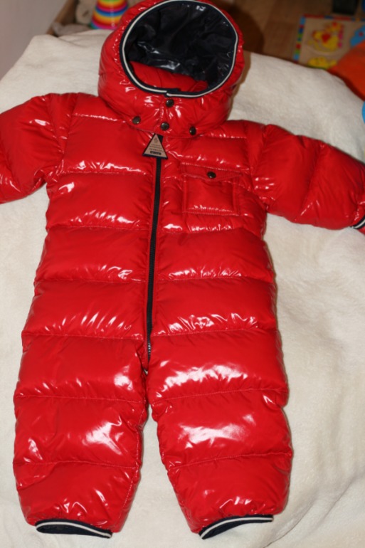 Продам комбинезон пуховый  Moncler оригинал, для девочки. 16000.00 рублей