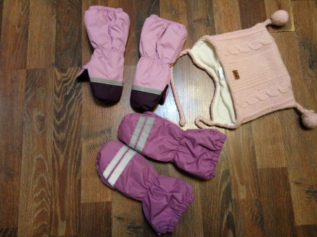 Шапка и варежки.