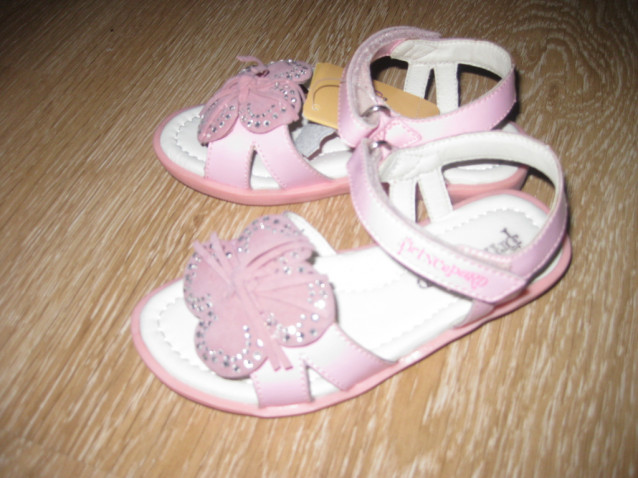 Нежно-розовые кожаные босоножки с цветочками