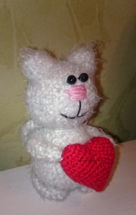 Вязаная игрушка Котик с сердечком