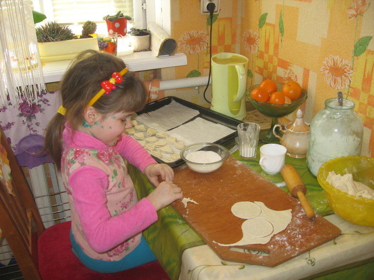 А мы сегодня печеньки пекли.