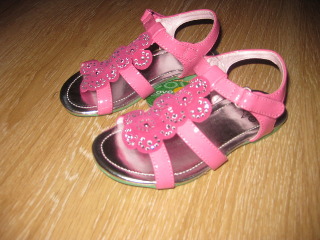 Босоножки UOVO розовые со стразами новые