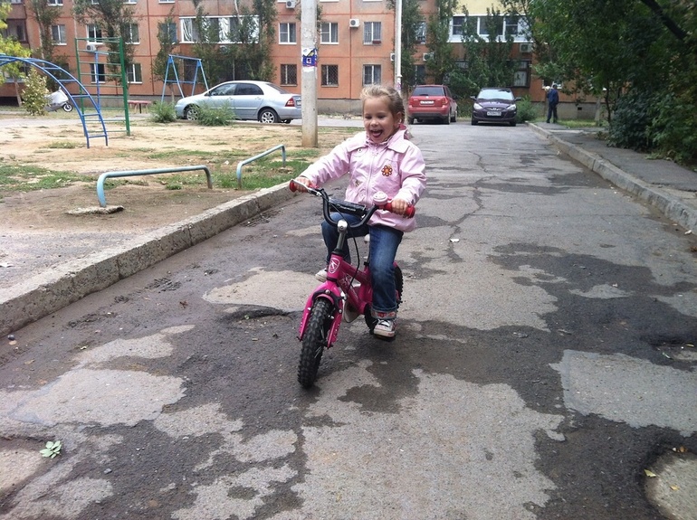 Лауриша в 3 года и 3 мес поехала на двухколесном велосипеде