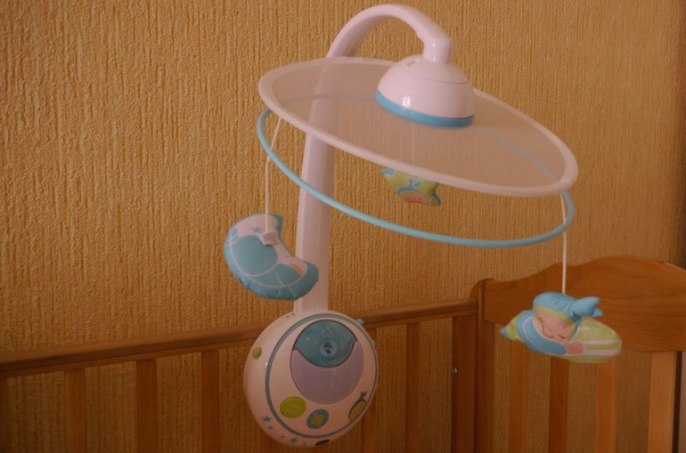 Продам музыкальный мобиль Chicco Волшебные звезды, цена 2000 руб