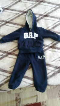 Трикотажные шапочки ,костюм gap. Новый жилет