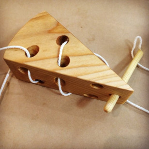 Игрушка-шнуровка