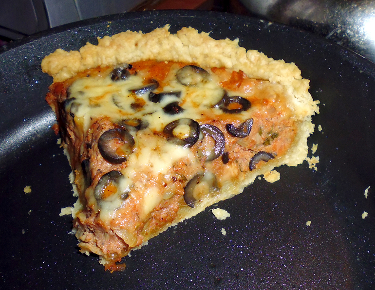 Киш с тунцом, помидорами и маслинами