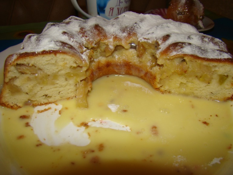 Шарлотка с бананами и яблоками....