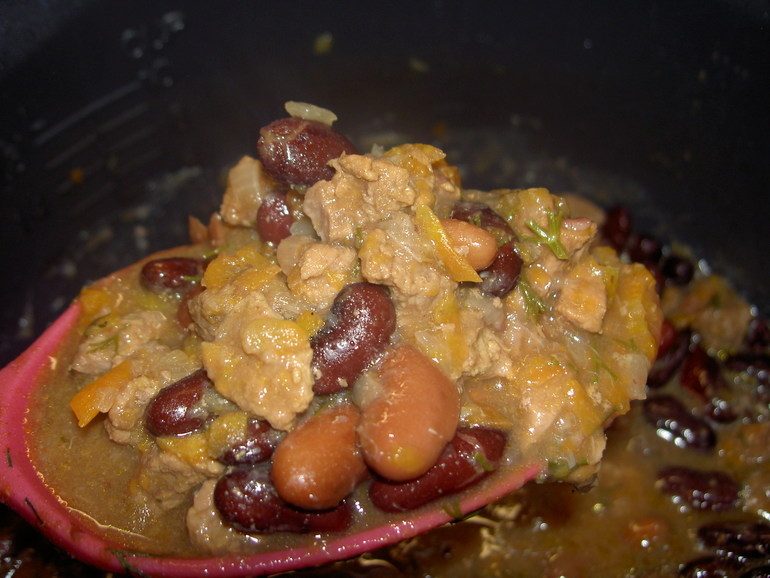 Тушеное мясо с фасолью