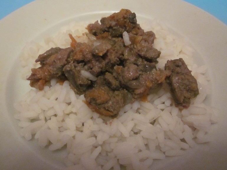Куриная печень с луком и морковью тушеная в сметанке, на гарнир рис