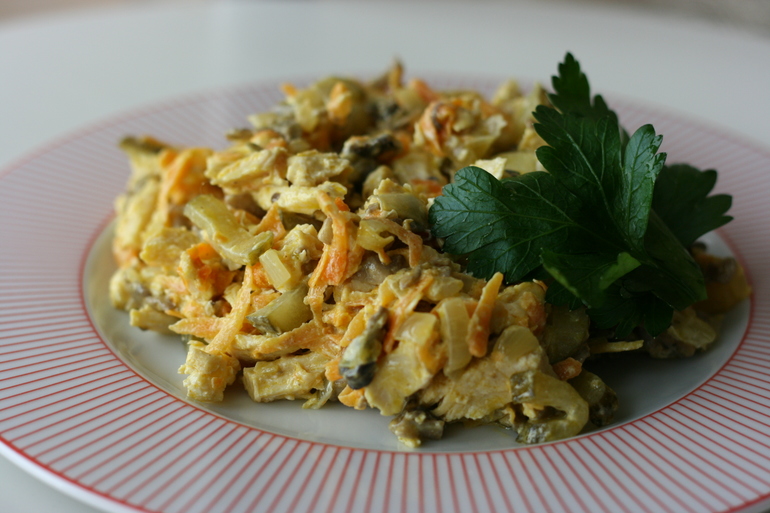 Салат из курицы с шампиньонами