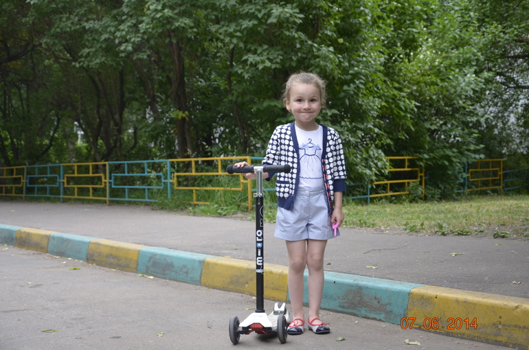 Лето пахнет земляникой,