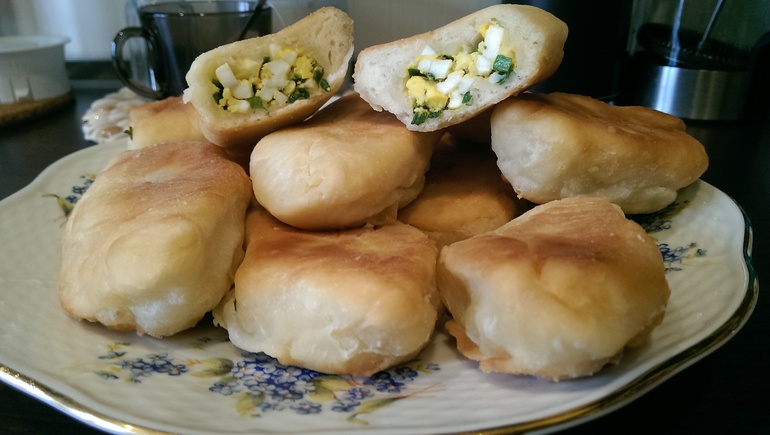 Пирожки на кефире с луком и яйцом.