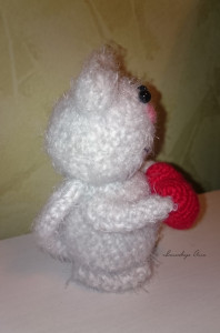 Вязаная игрушка Котик с сердечком