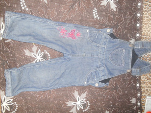 Джинсовый комбинезон и кофточка с капюшоном