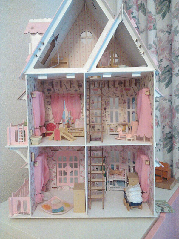 Кукольный домик с мебелью в декабре