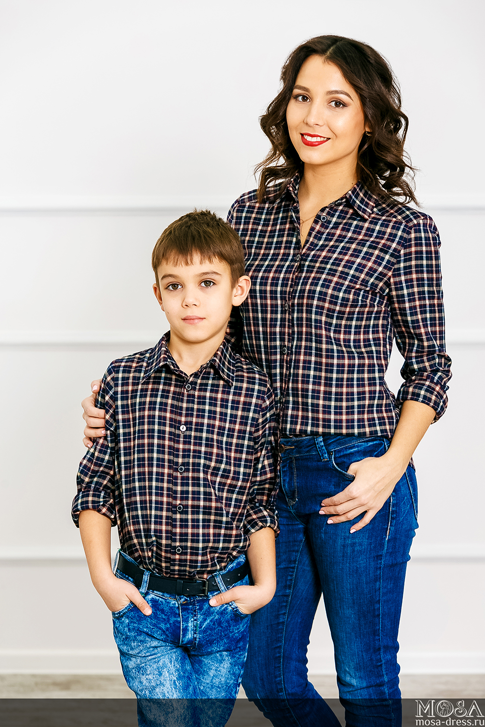 Маме с сыном вместе 36 лет. Рубашки для всей семьи. Стильная мама с сыном. Фотосессия семейная мама и сыновья.