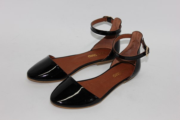 Стильные лаковые босоножки.