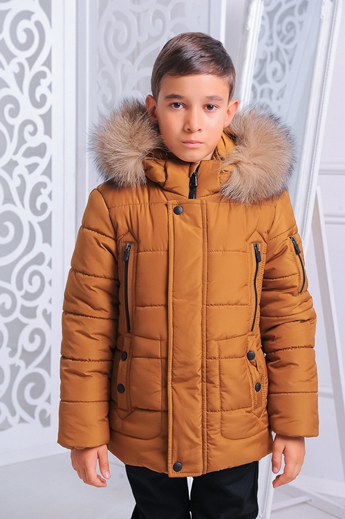 Куртка мальчик 122. Коричневая зимняя куртка на подростка. Куртка зимняя коричневая детская. Коричневая куртка детская для мальчика. Малыш в коричневой куртке.