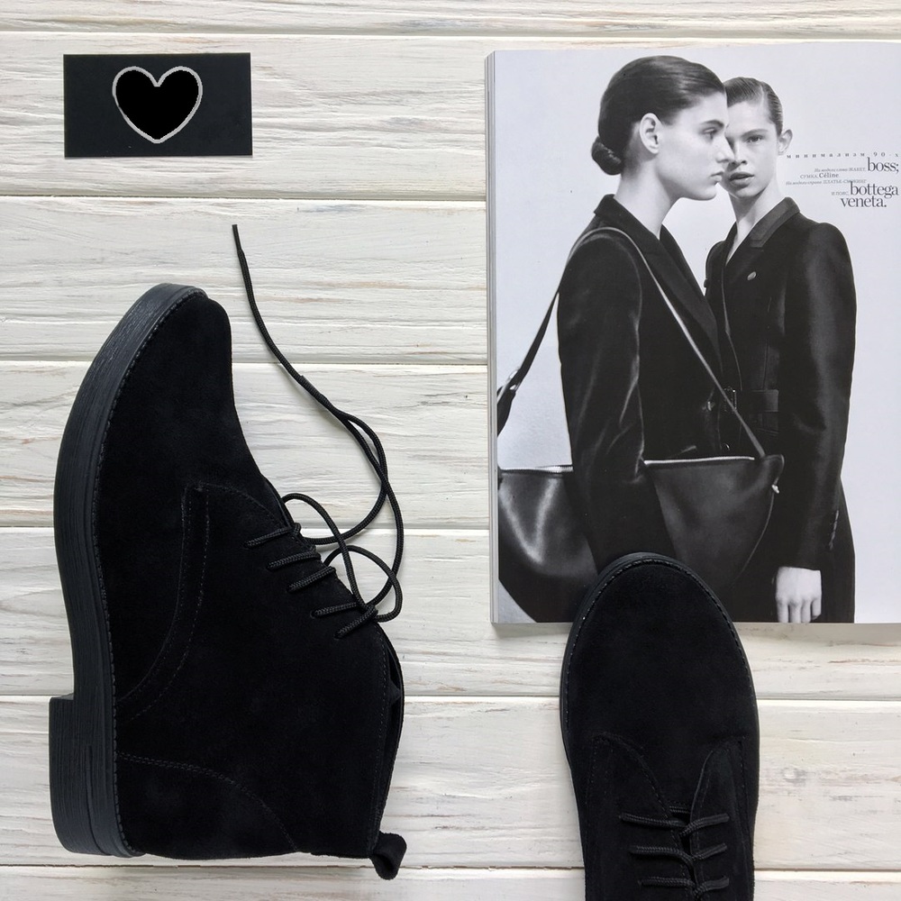 Стильные замшевые ботинки.